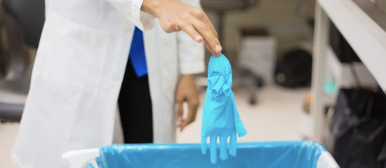 Laboratoires d’analyses médicales : prévenir les risques au travail