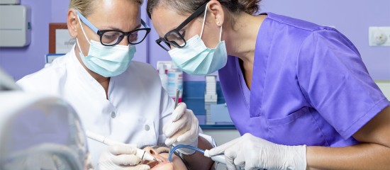 Chirurgiens-dentistes : les assistants doivent s’inscrire au répertoire Adeli